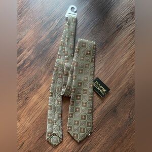 Jos A Bank Signature Gold Men’s Neck Tie Geometric Green Pattern 100% Silk NWT